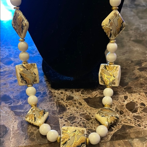 Elegant White and Gold Beaded Necklace - Picture 2 of 3